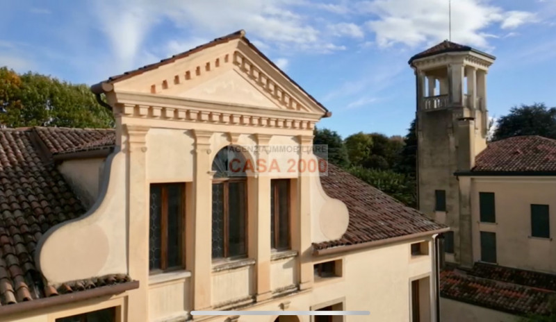 Benvenuti nella magnifica Villa Veneta del 1600, un gioiello storico nel cuore del centro di Camp...