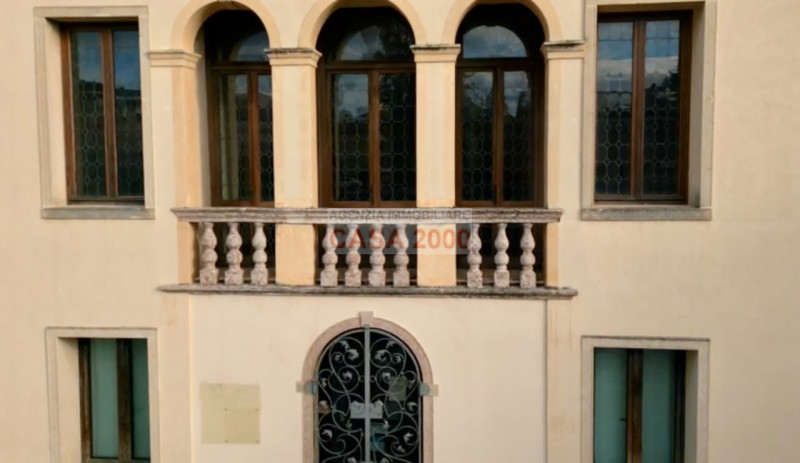 Benvenuti nella magnifica Villa Veneta del 1600, un gioiello storico nel cuore del centro di Camp...