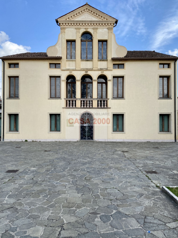 Benvenuti nella magnifica Villa Veneta del 1600, un gioiello storico nel cuore del centro di Camp...