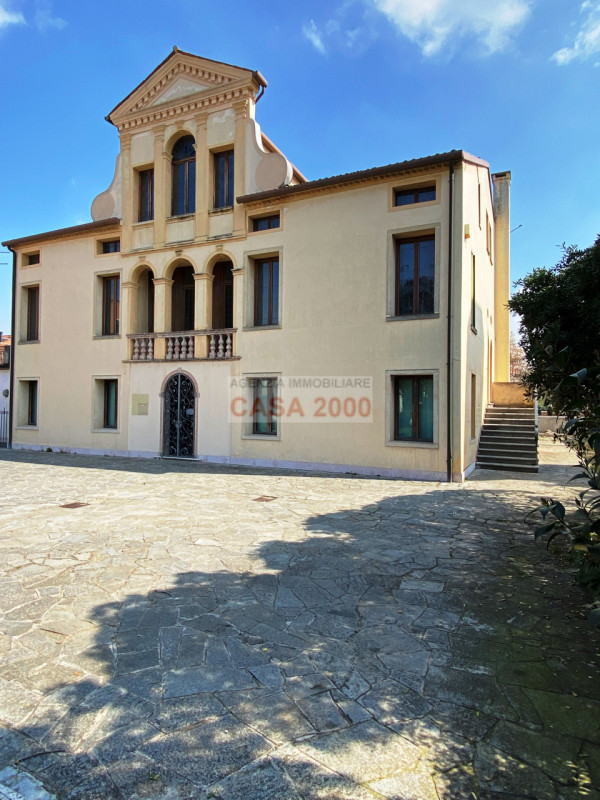 Benvenuti nella magnifica Villa Veneta del 1600, un gioiello storico nel cuore del centro di Camp...