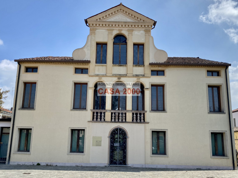 Benvenuti nella magnifica Villa Veneta del 1600, un gioiello storico nel cuore del centro di Camp...
