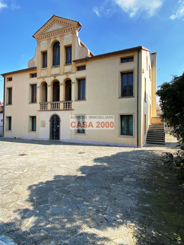 Benvenuti nella magnifica Villa Veneta del 1600, un gioiello storico nel cuore del centro di Camp...