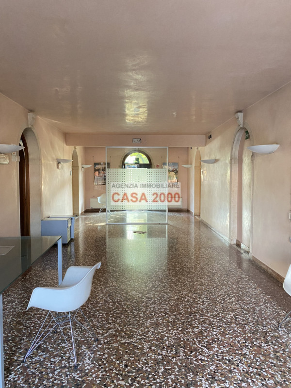 Benvenuti nella magnifica Villa Veneta del 1600, un gioiello storico nel cuore del centro di Camp...
