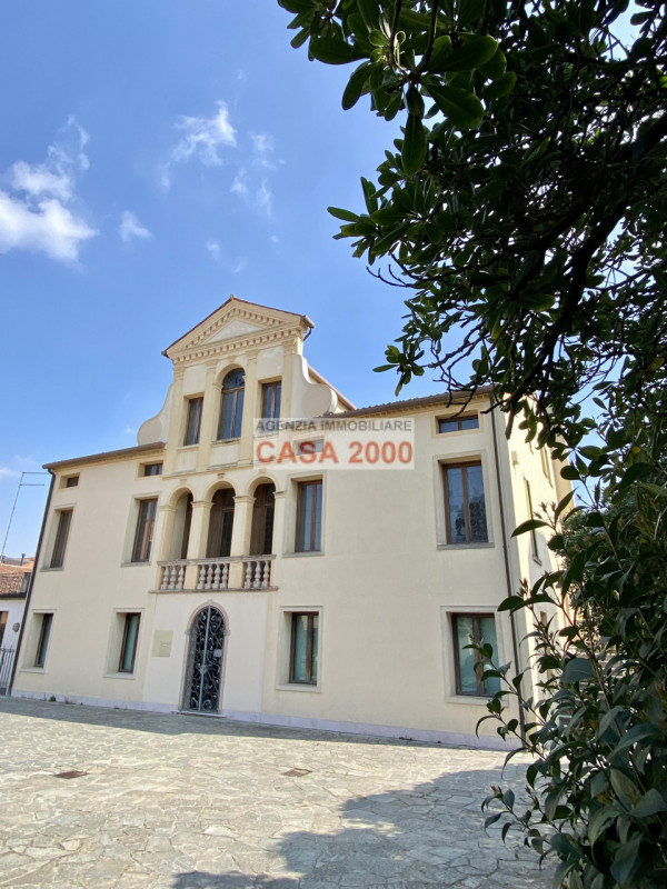 Benvenuti nella magnifica Villa Veneta del 1600, un gioiello storico nel cuore del centro di Camp...