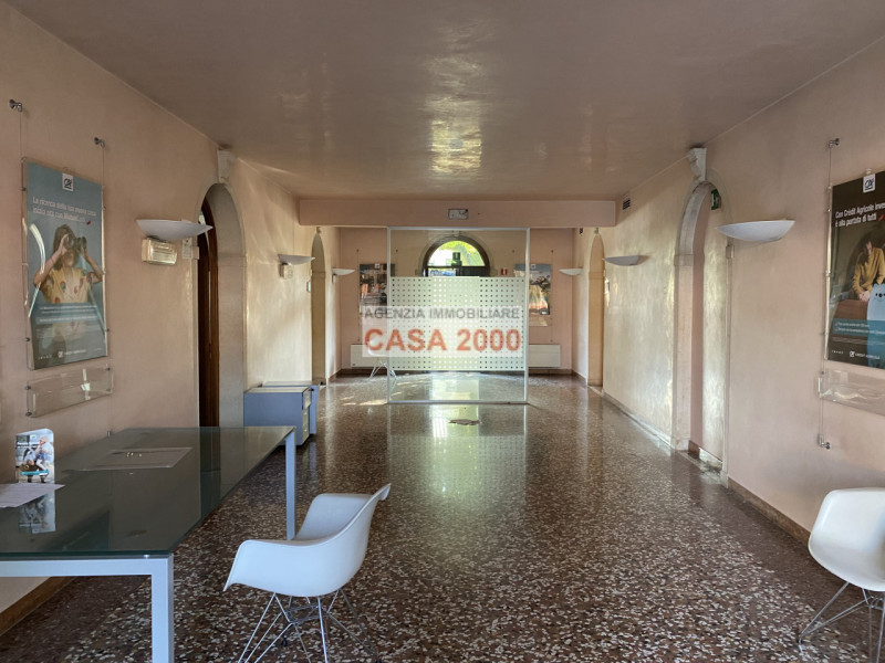 Benvenuti nella magnifica Villa Veneta del 1600, un gioiello storico nel cuore del centro di Camp...