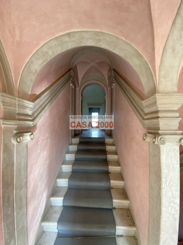 Benvenuti nella magnifica Villa Veneta del 1600, un gioiello storico nel cuore del centro di Camp...
