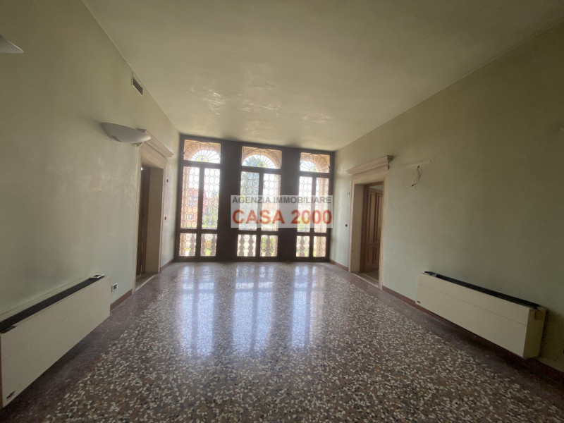 Benvenuti nella magnifica Villa Veneta del 1600, un gioiello storico nel cuore del centro di Camp...