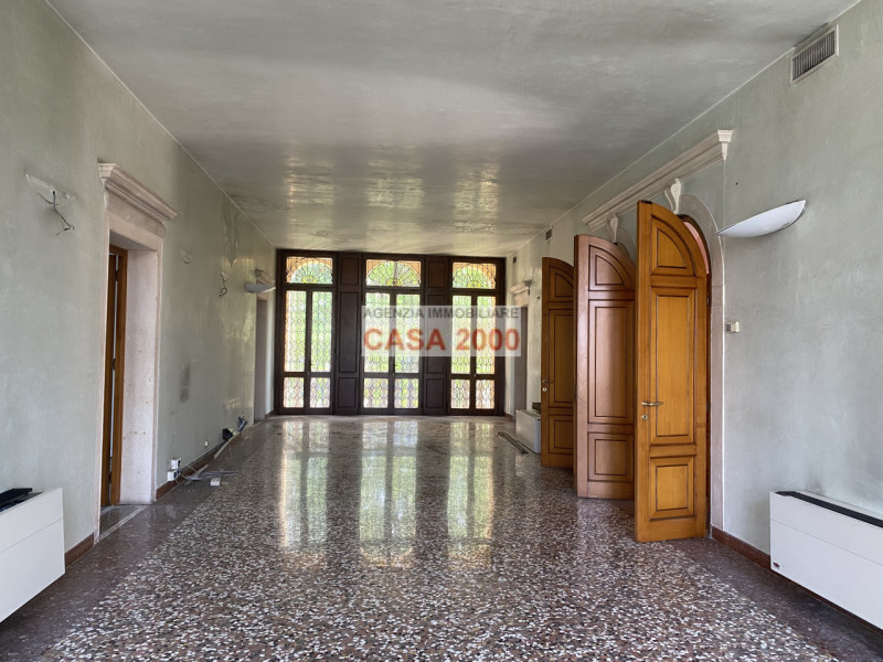 Benvenuti nella magnifica Villa Veneta del 1600, un gioiello storico nel cuore del centro di Camp...