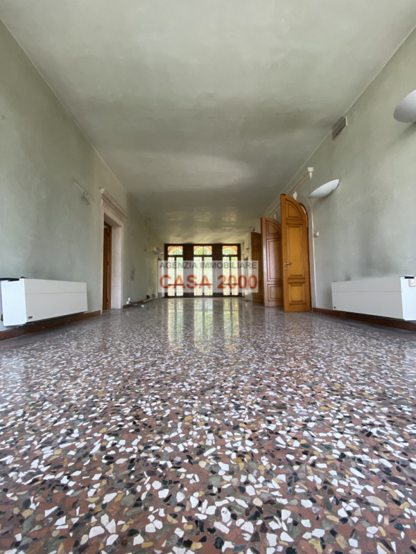 Benvenuti nella magnifica Villa Veneta del 1600, un gioiello storico nel cuore del centro di Camp...