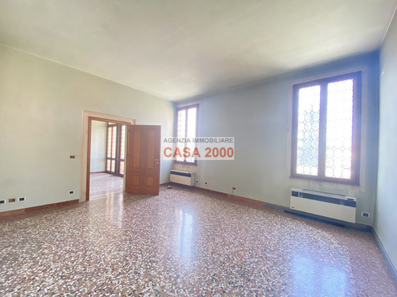 Benvenuti nella magnifica Villa Veneta del 1600, un gioiello storico nel cuore del centro di Camp...