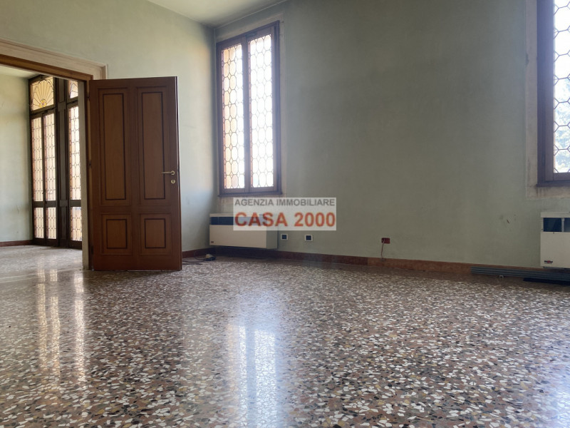 Benvenuti nella magnifica Villa Veneta del 1600, un gioiello storico nel cuore del centro di Camp...