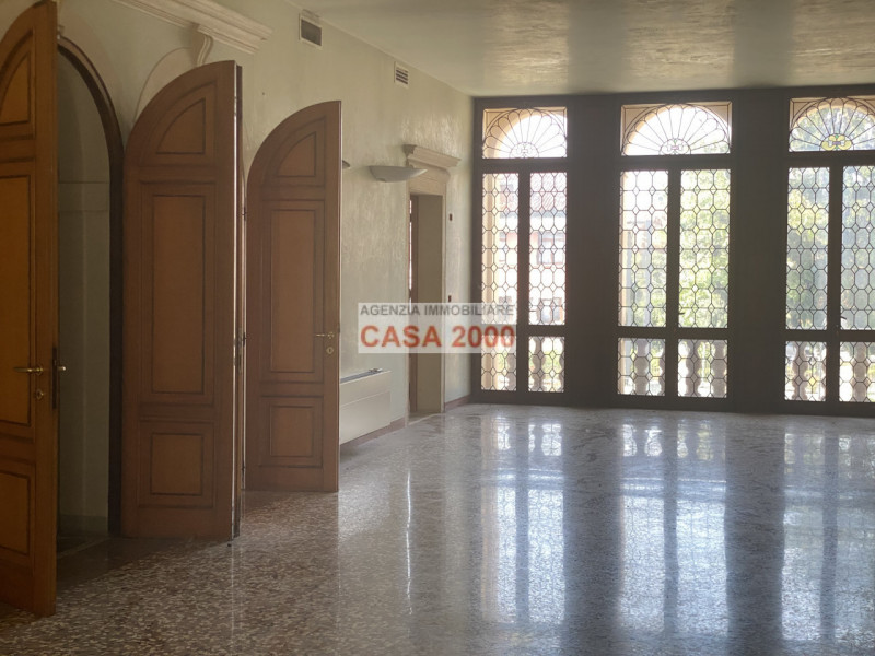 Benvenuti nella magnifica Villa Veneta del 1600, un gioiello storico nel cuore del centro di Camp...