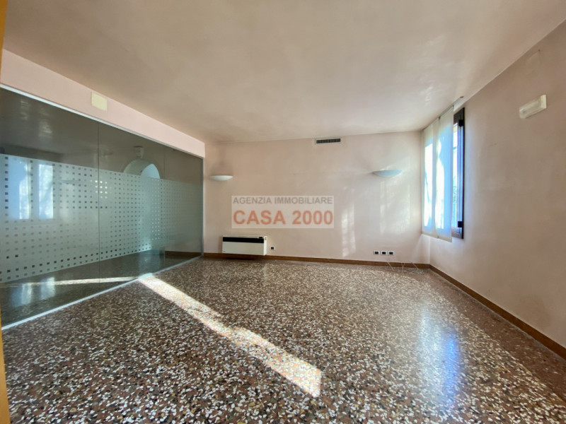 Benvenuti nella magnifica Villa Veneta del 1600, un gioiello storico nel cuore del centro di Camp...