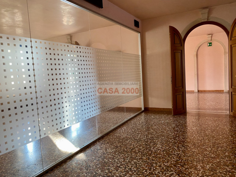 Benvenuti nella magnifica Villa Veneta del 1600, un gioiello storico nel cuore del centro di Camp...