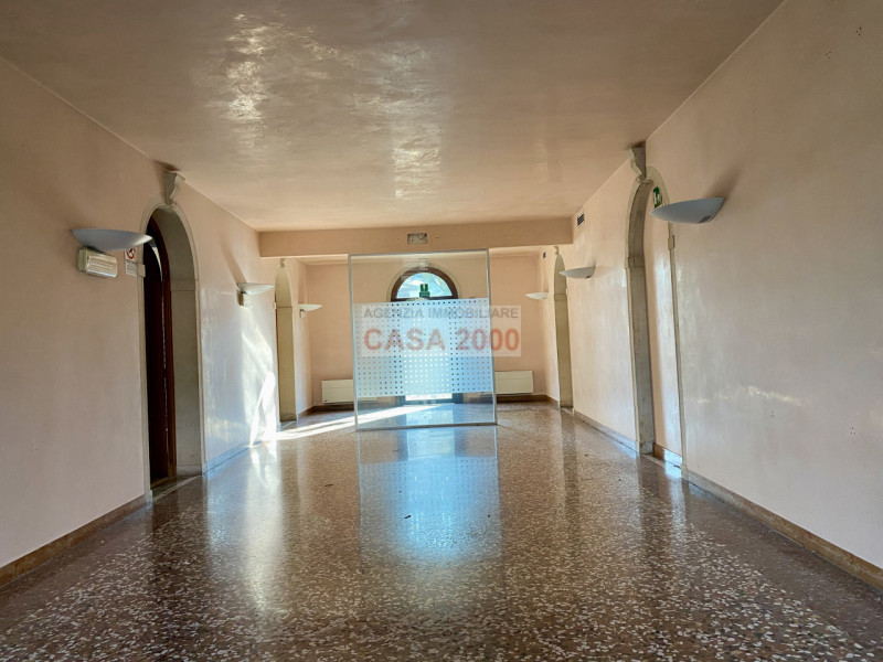 Benvenuti nella magnifica Villa Veneta del 1600, un gioiello storico nel cuore del centro di Camp...