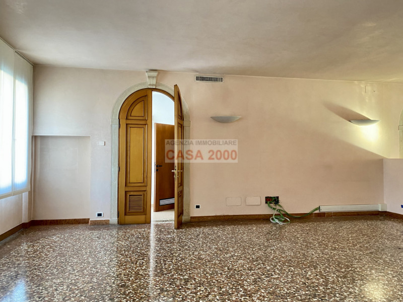 Benvenuti nella magnifica Villa Veneta del 1600, un gioiello storico nel cuore del centro di Camp...