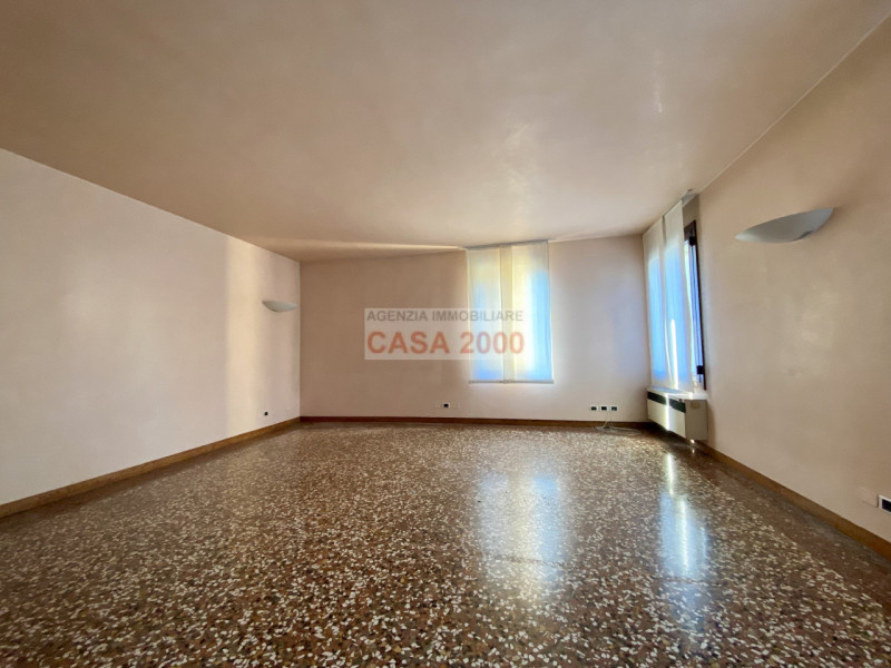 Benvenuti nella magnifica Villa Veneta del 1600, un gioiello storico nel cuore del centro di Camp...