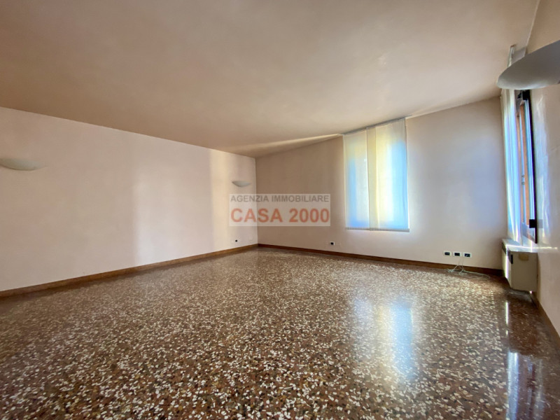 Benvenuti nella magnifica Villa Veneta del 1600, un gioiello storico nel cuore del centro di Camp...