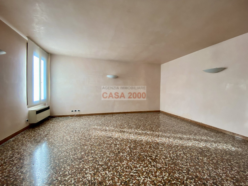 Benvenuti nella magnifica Villa Veneta del 1600, un gioiello storico nel cuore del centro di Camp...