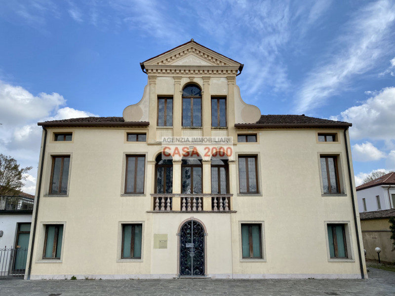 Benvenuti nella magnifica Villa Veneta del 1600, un gioiello storico nel cuore del centro di Camp...