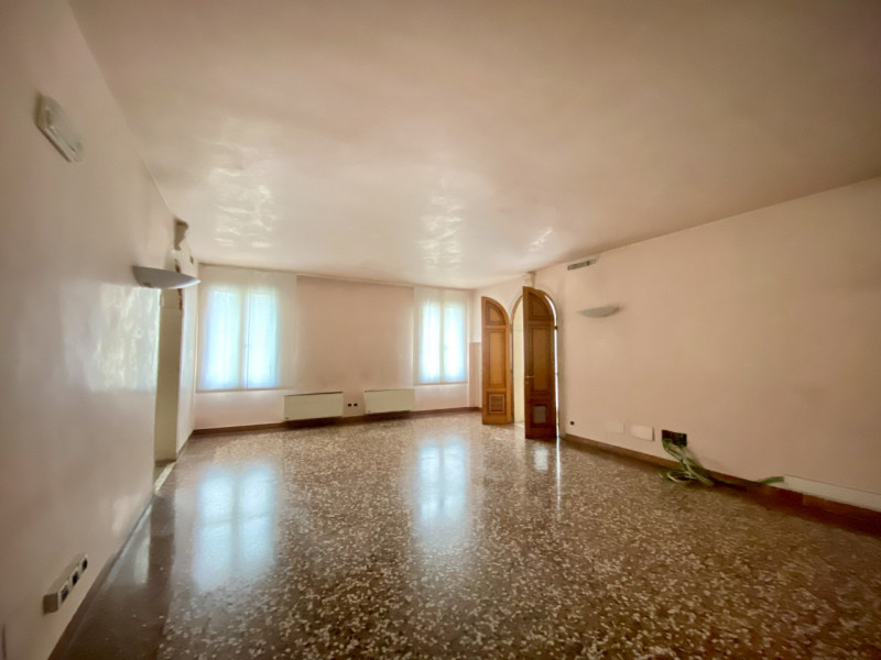 Benvenuti nella magnifica Villa Veneta del 1600, un gioiello storico nel cuore del centro di Camp...
