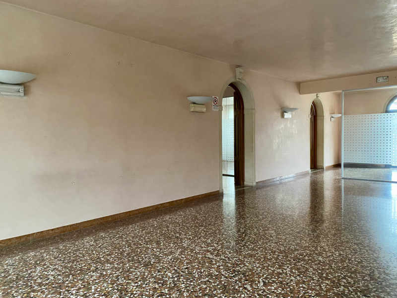 Benvenuti nella magnifica Villa Veneta del 1600, un gioiello storico nel cuore del centro di Camp...