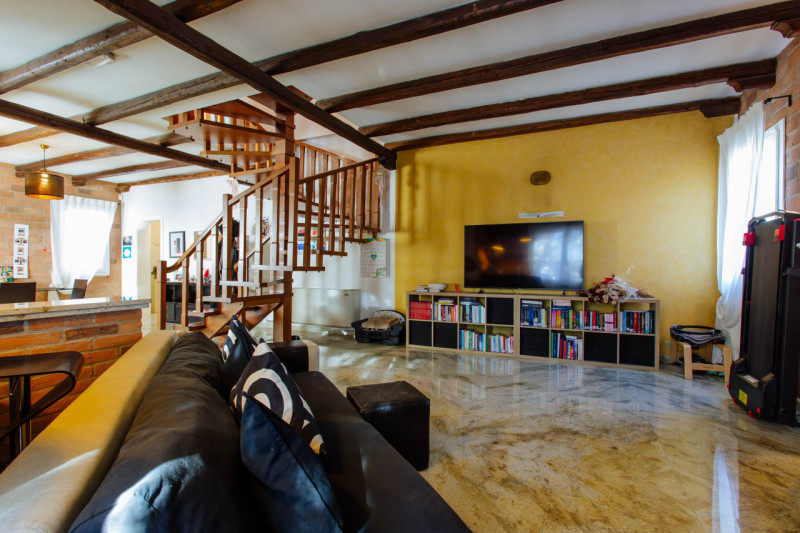 Vendesi, a pochissima distanza dal centro di Solesino, casa singola disposta su due livelli con g...