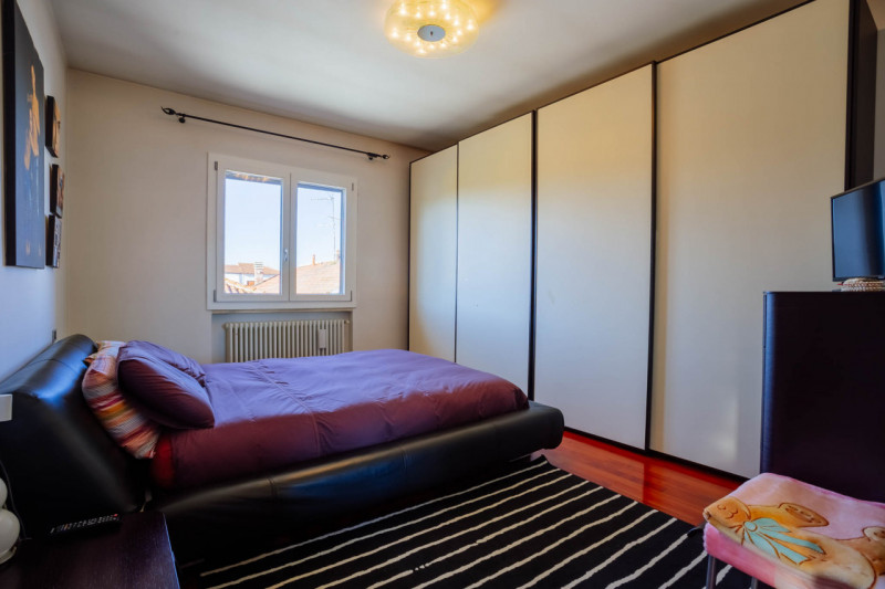 Vendesi, a pochissima distanza dal centro di Solesino, casa singola disposta su due livelli con g...