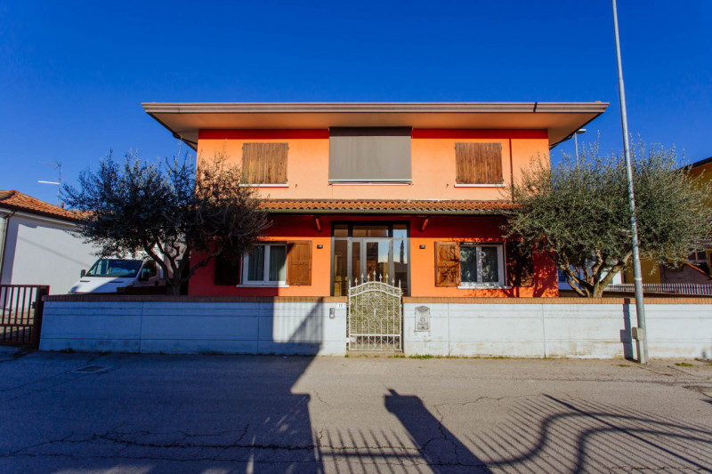 Vendesi, a pochissima distanza dal centro di Solesino, casa singola disposta su due livelli con g...