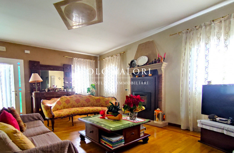 Rif. C246 (per info 338 9387816 Matteo)

Proponiamo villa singola di ampie dimensioni, in una zon...
