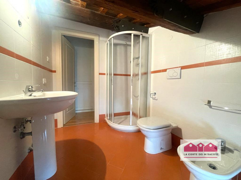 CENTRO DI VICENZA - SANTA CHIARA: IN ACCOGLIENTE ED ELEGANTE EDIFICIO RISTRUTTURATO, SPLENDIDO BI...