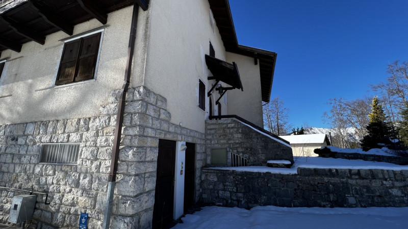 Mq 650

24  | 12 | garage doppio e 2 posti auto   e legnaia annessa

Giardino privato

Rif.: suo4...