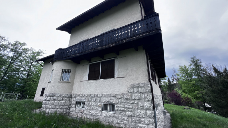 Mq 650

24  | 12 | garage doppio e 2 posti auto   e legnaia annessa

Giardino privato

Rif.: suo4...