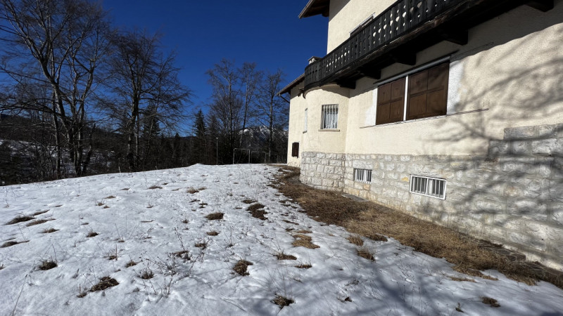 Mq 650

24  | 12 | garage doppio e 2 posti auto   e legnaia annessa

Giardino privato

Rif.: suo4...