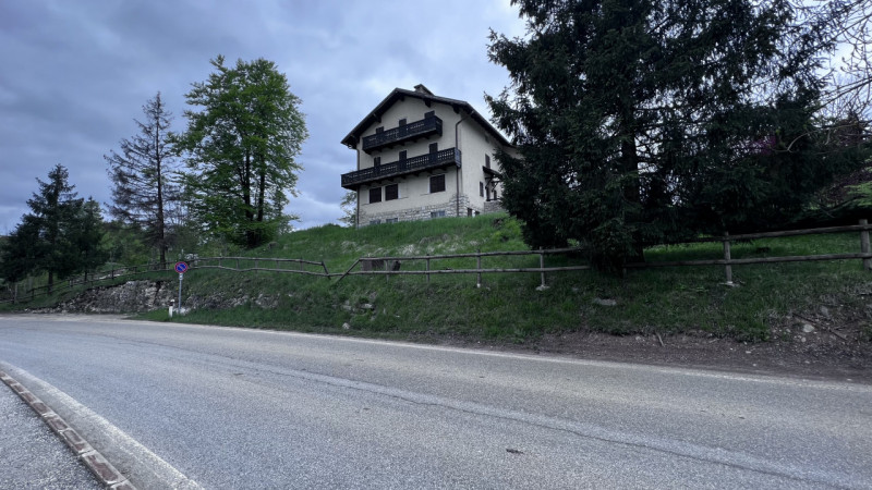 Mq 650

24  | 12 | garage doppio e 2 posti auto   e legnaia annessa

Giardino privato

Rif.: suo4...