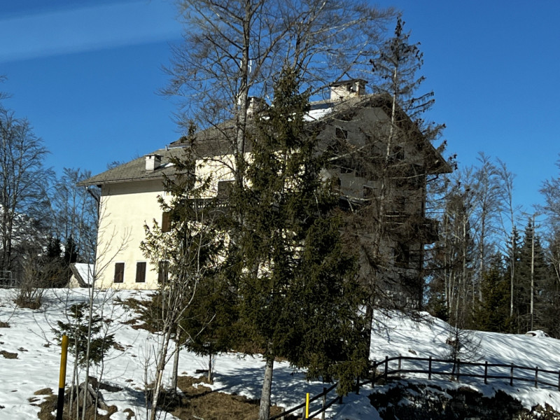 Mq 650

24  | 12 | garage doppio e 2 posti auto   e legnaia annessa

Giardino privato

Rif.: suo4...