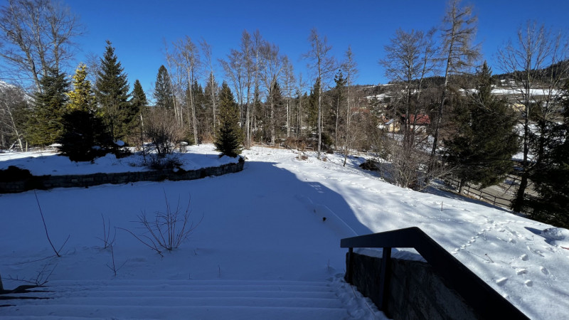 Mq 650

24  | 12 | garage doppio e 2 posti auto   e legnaia annessa

Giardino privato

Rif.: suo4...