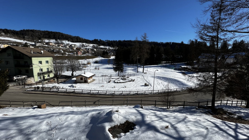 Mq 650

24  | 12 | garage doppio e 2 posti auto   e legnaia annessa

Giardino privato

Rif.: suo4...