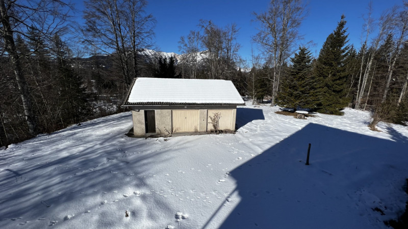 Mq 650

24  | 12 | garage doppio e 2 posti auto   e legnaia annessa

Giardino privato

Rif.: suo4...