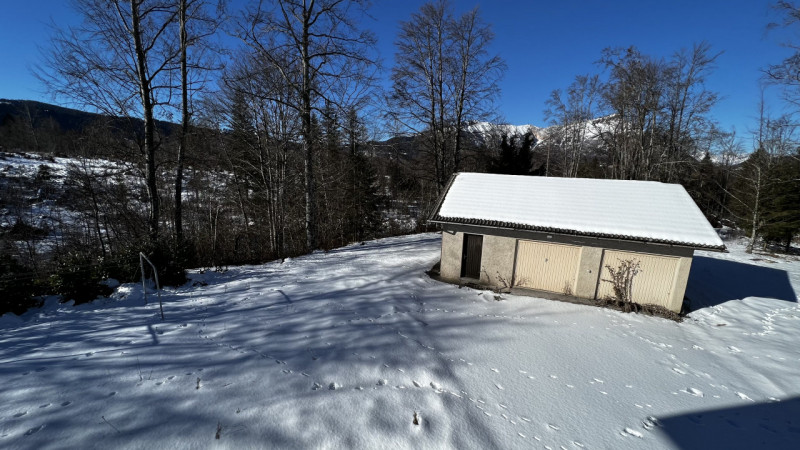 Mq 650

24  | 12 | garage doppio e 2 posti auto   e legnaia annessa

Giardino privato

Rif.: suo4...