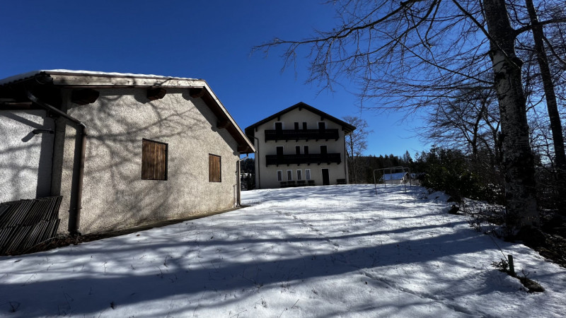 Mq 650

24  | 12 | garage doppio e 2 posti auto   e legnaia annessa

Giardino privato

Rif.: suo4...