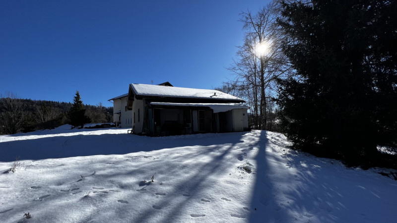 Mq 650

24  | 12 | garage doppio e 2 posti auto   e legnaia annessa

Giardino privato

Rif.: suo4...