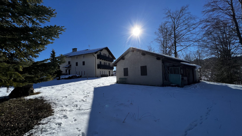 Mq 650

24  | 12 | garage doppio e 2 posti auto   e legnaia annessa

Giardino privato

Rif.: suo4...