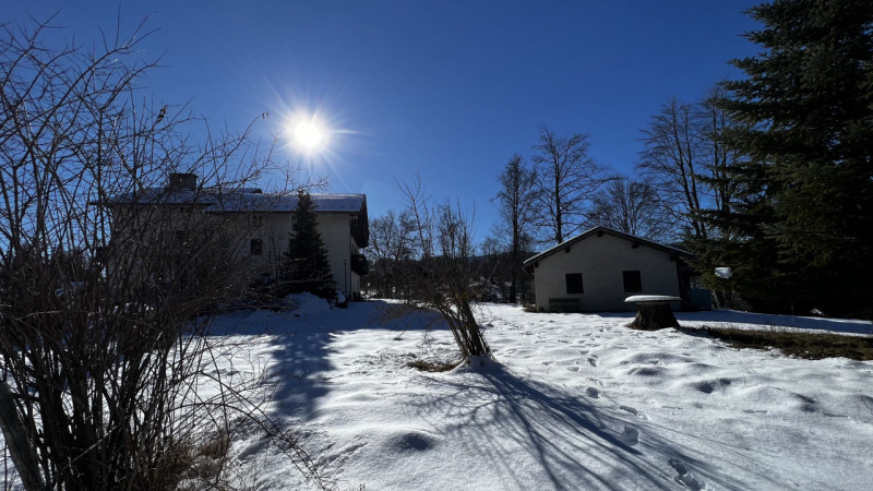 Mq 650

24  | 12 | garage doppio e 2 posti auto   e legnaia annessa

Giardino privato

Rif.: suo4...