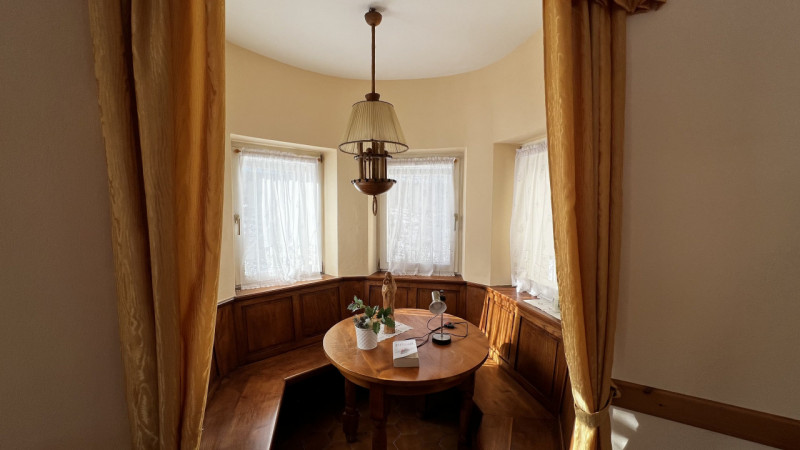 Mq 650

24  | 12 | garage doppio e 2 posti auto   e legnaia annessa

Giardino privato

Rif.: suo4...