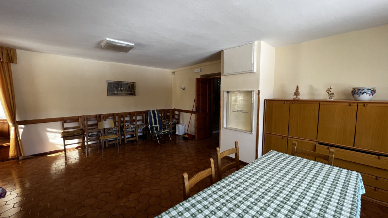 Mq 650

24  | 12 | garage doppio e 2 posti auto   e legnaia annessa

Giardino privato

Rif.: suo4...