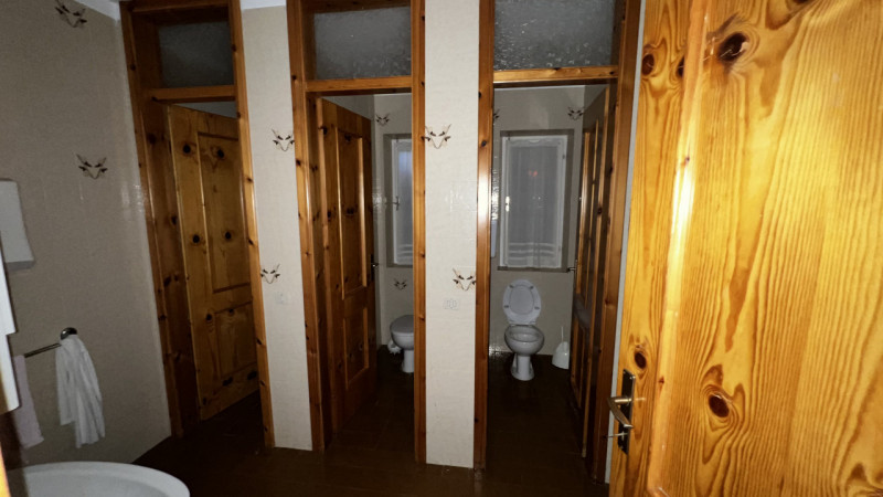 Mq 650

24  | 12 | garage doppio e 2 posti auto   e legnaia annessa

Giardino privato

Rif.: suo4...