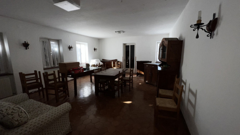 Mq 650

24  | 12 | garage doppio e 2 posti auto   e legnaia annessa

Giardino privato

Rif.: suo4...