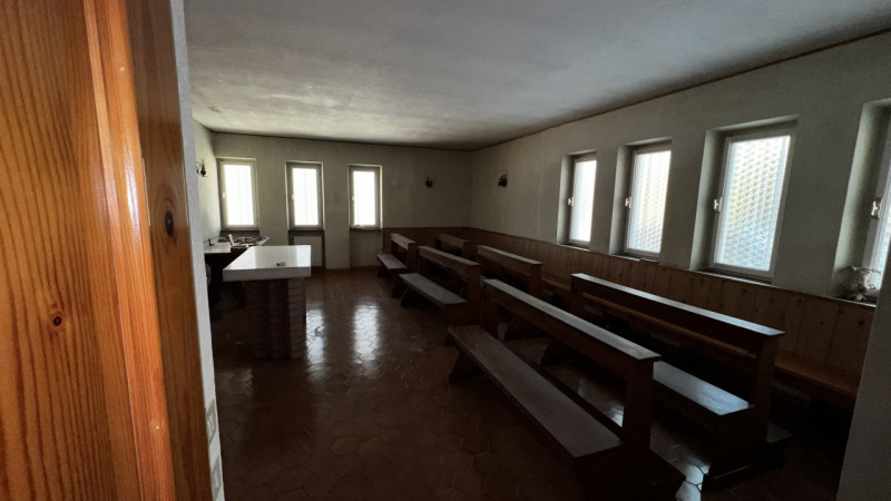 Mq 650

24  | 12 | garage doppio e 2 posti auto   e legnaia annessa

Giardino privato

Rif.: suo4...