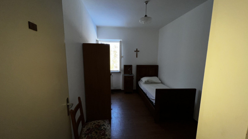 Mq 650

24  | 12 | garage doppio e 2 posti auto   e legnaia annessa

Giardino privato

Rif.: suo4...